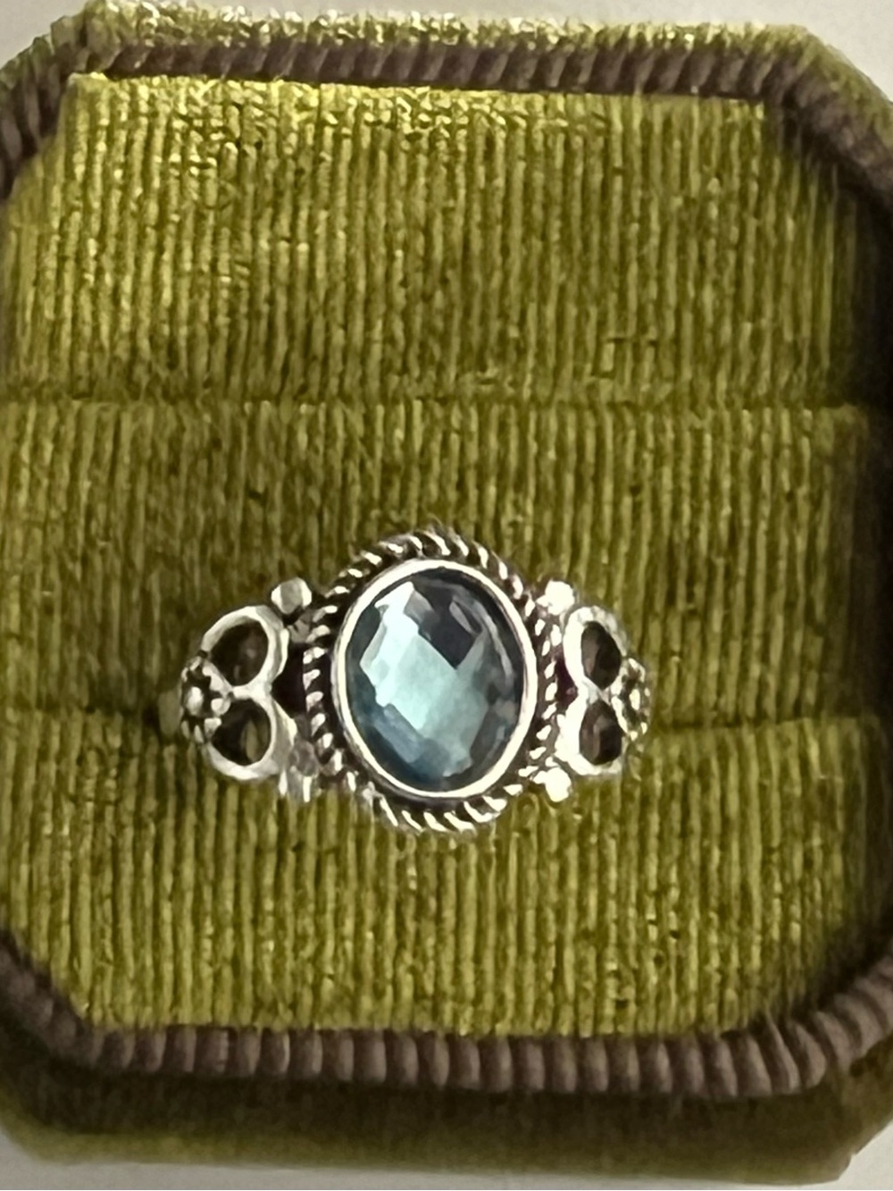 Vintage/Elegant Design Faux Aquarium Gemstone w/ Heart Detailing Ring Size 7 NWT